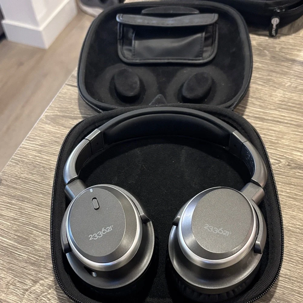 233621 Silver Wireless Headphones with Case - Picture 1 of 5